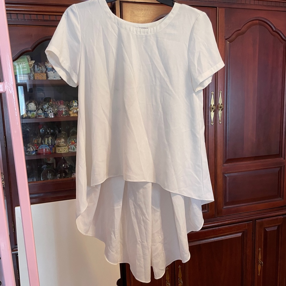 Gorgeous white flowy top